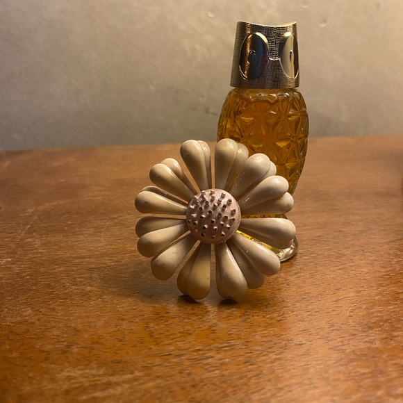 🦉 🌼❤️Golden tone owl Avon Perfume Bottle with Cream and pink vintage Flower pin - Picture 5 of 11